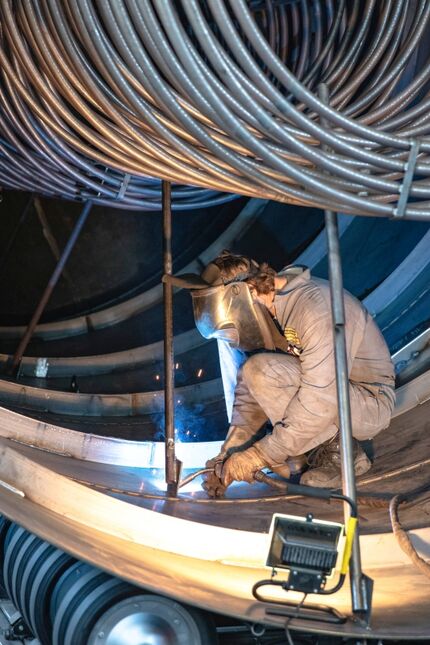 Speicher-Produktion, Schweiss-Arbeiten im Innern des grossen Speichers.